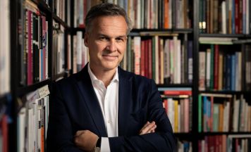 Initiative.Literaturschiff bringt Tarek Leitner und Armin Turnher nach Oberösterreich