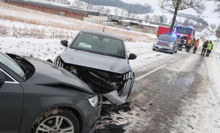 Verkehrsunfall auf schneebedeckter Straße (Foto: laumat/Matthias Lauber)