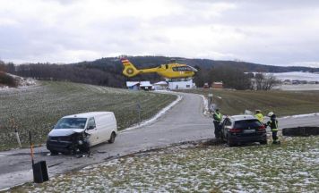 Schwerer Crash zwischen Pakettransporter und PKW in Lochen am See