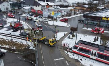 Auto auf Bahnübergang in Peuerbach mit Regionalzug-Triebwagen kollidiert