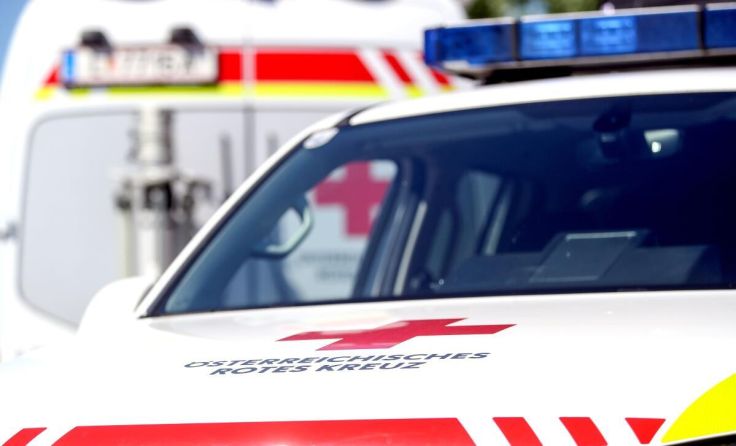 Rettungskräfte brachten den 37-Jährigen ins Unfallkrankenhaus. (Foto: Volker Weihbold)