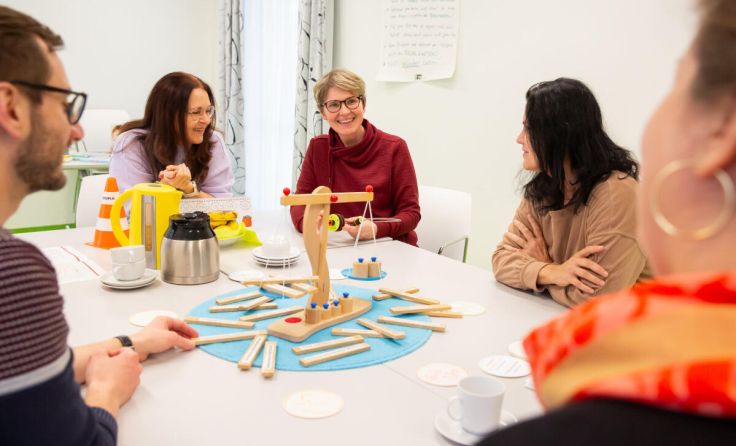 Teilnehmer eines Elternfrühstücks der Caritas tauschen sich aus. (Foto: Caritas)