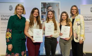 Schülerinnen aus Oberösterreich schreiben über Frauenbilder