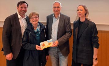 Glückliche Gewinnerin bei Tips Leserreise-Nachmittag