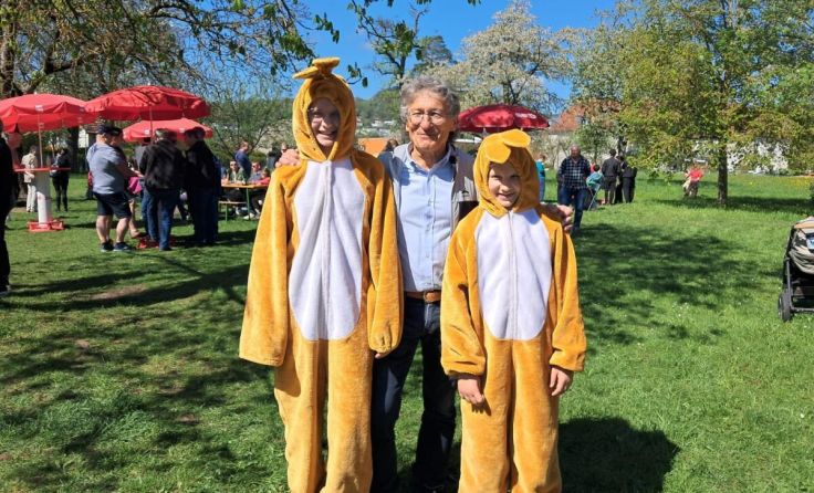 Bürgermeister Sepp Wall-Strasser (SPÖ) mit Osterhasen (Foto: SPÖ Gallneukirchen)