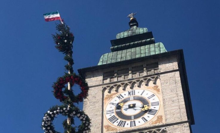 Der Maibaum vor dem Turm am Ennser Hauptplatz (Foto: Trachtenverein Enns)