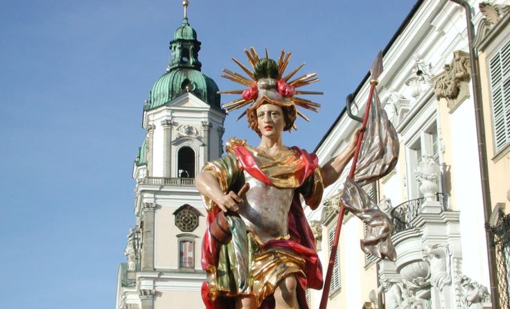 Die Statue des heiligen Florian vor dem Augustiner-Chorherrenstift (Foto: Werner Kerschbaummayr)