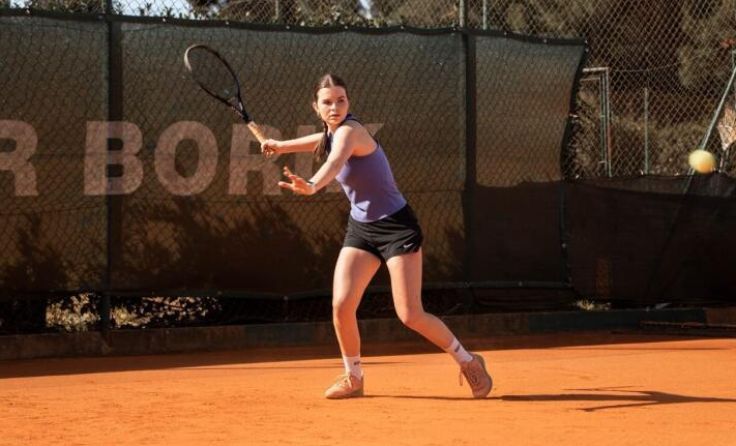 Laura Ortner auf der Anlage des Tennisclubs Kirchdorf/Krems (Foto: Thomas Dujlo)