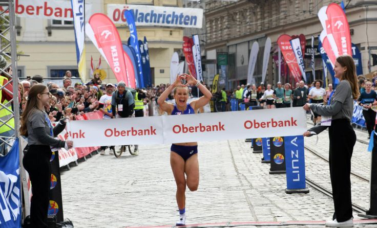 Euphorie an der Ziellinie beim Oberbank Linz Donau Marathon (Foto: Klaus Mitterhauser)