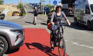 Radlobby machte in Leonding Lücke im Radwegenetz mit rotem Teppich sichtbar