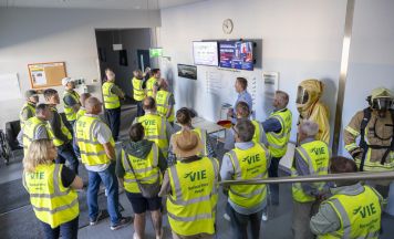 Blaulichtorganisationen aus Linz-Land besuchten Flughafen Wien-Schwechat