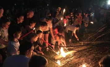 Traditionelles Petersfeuer des Team Hofko in Pasching