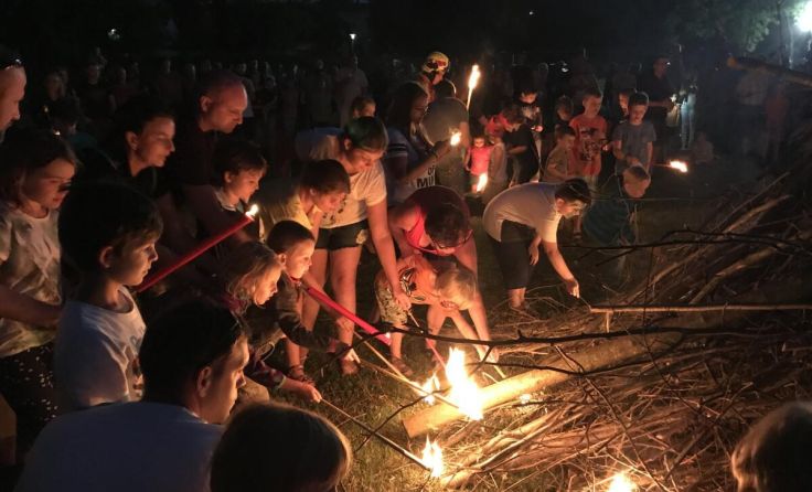 Teilnehmer entzünden gemeinsam das traditionelle Petersfeuer in Pasching. (Foto: Team Hofko)