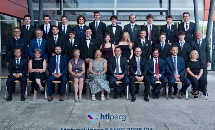 Die Klasse 5 AHIF freut sich über die bestandene Matura. (Foto: Josef Lichtenberger, HTL Perg)