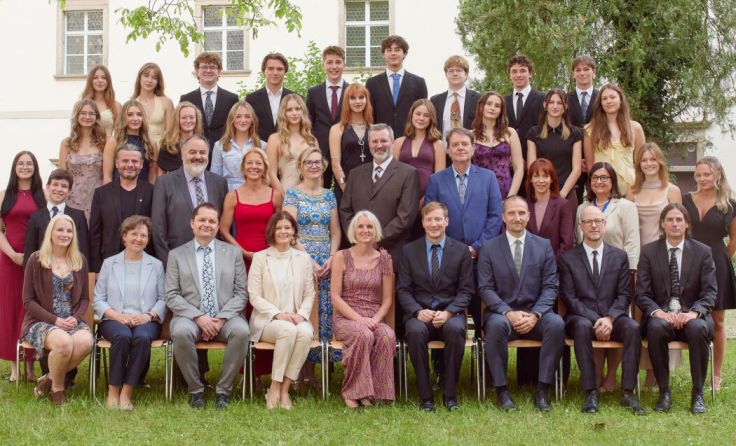 Freude bei der Klasse 8A über den Schulabschluss (Foto: GMR Fotografen Gesellschaft)