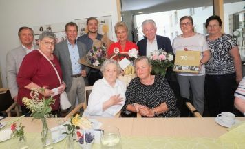 Seniorenbund-Landesobmann Josef Pühringer gratulierte Pergerin zum 100. Geburtstag