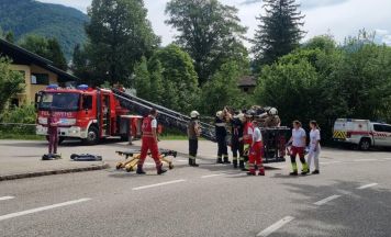 Verletzte Person mit Drehleiter aus Wohnhaus in Pfandl gerettet