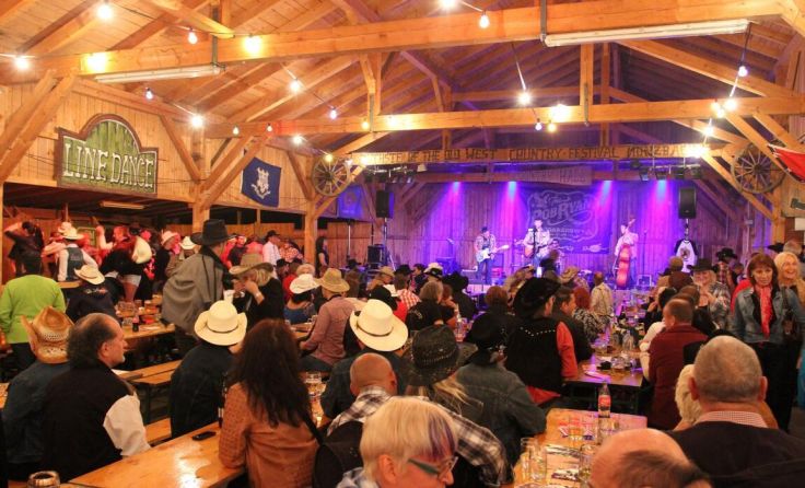 Die Country Hall Münzbach erwacht für einen Abend zum Leben (Foto: Forum Münzbach)