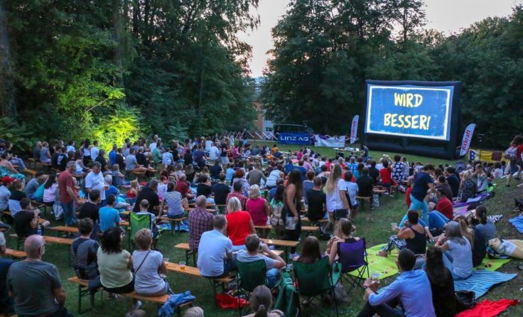 Kino unter freiem Himmel: Die JVP Enns belebt das Sommerkino im Schlosspark neu. (Foto: JVP Enns)