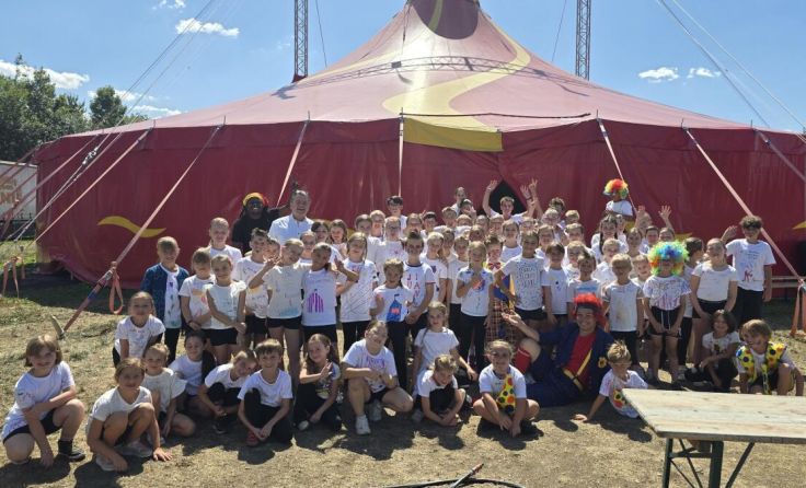 Teilnehmer der Zirkusschule Circus Louis Knie vor dem Zirkuszelt in Ansfelden. (Foto: Privat)