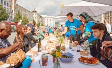 Diakoniewerk Gallneukirchen lädt zum „Tisch der Vielfalt“ am Linzer Hauptplatz