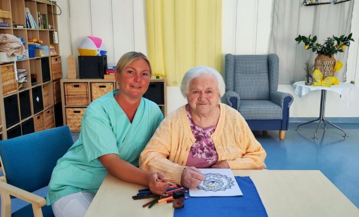 Bernadette Rumetshofer aus Pabneukirchen mit einer Bewohnerin (Foto: Sozialhilfeverband Perg)