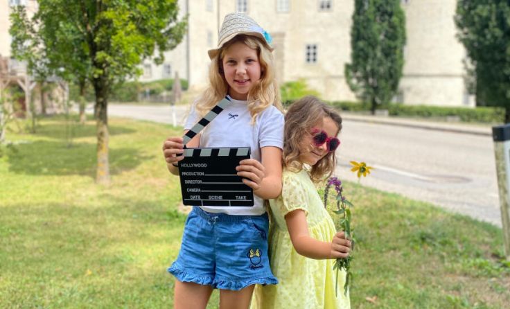 Valerie und Vivien bei der Vorbereitung auf den Filmworkshop (Foto: Alexandra Pichlbauer)