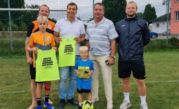 Fußballnachwuchs in Münzbach erhält neue Überziehleiberl