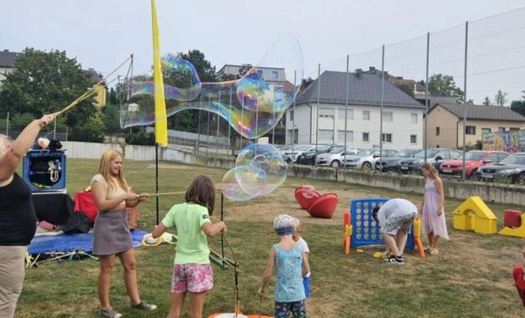 Riesenseifenblasen sorgen für Begeisterung beim Tag des Kindes. (Foto: Kinderfreunde Enns)