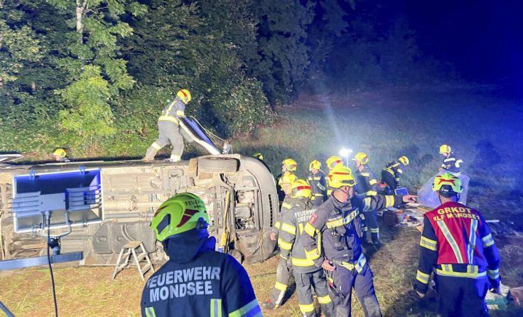 Kleintransporter überschlug sich auf A1 bei Oberwang (Foto: FF Oberwang/Stoxreiter)