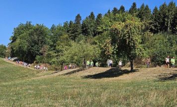 „Wandern verbindet“ startete mit 150 Teilnehmern in Bad Kreuzen