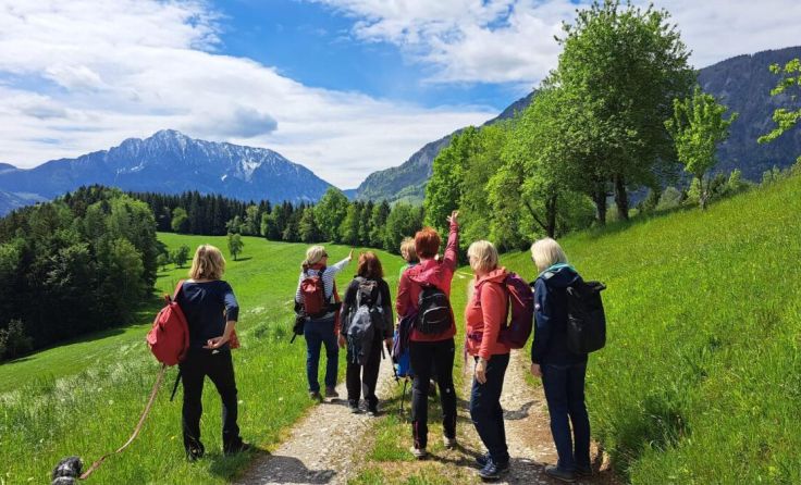 Wanderer genießen die Aussicht auf dem Kammweg bei Windischgarsten. (Foto: Karin Chalupar)