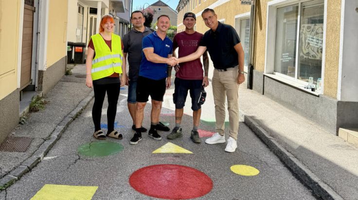 Schwertberg macht Schulwege mit bunten Markierungen sicherer
