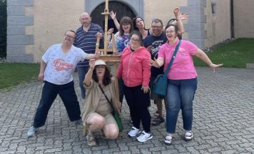 Lebenshilfe-Ausstellung „Heulen mit den Schlosshunden“ in Grein