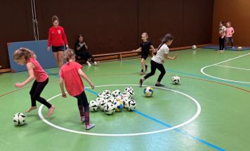Volksschule Peuerbach bringt Mädchen mit TWOgether zum Fußball