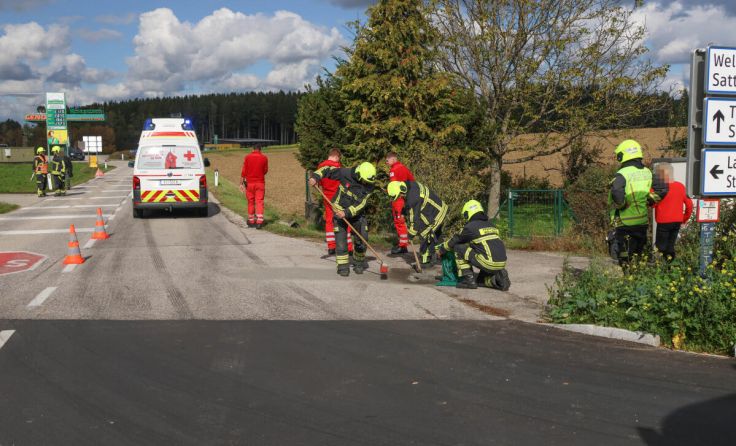 Aufräumarbeiten nach dem Unfall (Foto: laumat/Matthias Lauber)