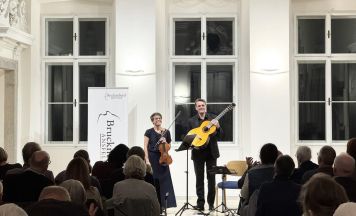 Duo „6 strings 4 a bow“ spielte im Pfarrhof Ansfelden