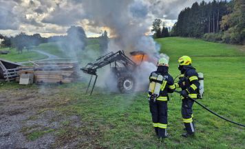 Feuerwehr löschte brennenden Traktor in Atzbach