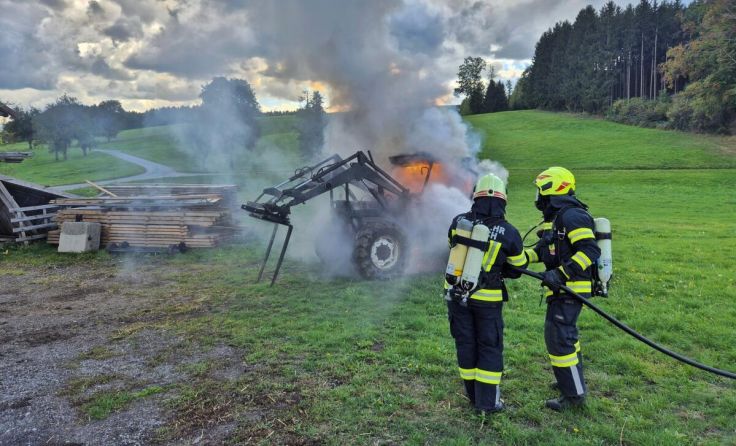 Die Feuerwehr Atzbach löschte den Traktorbrand in Seiring. (Foto: FF-Atzbach)