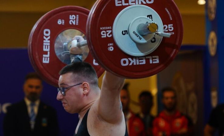 Jonas Klinger bei 136 Kilogramm im Reißen (Foto: Luca Modrey)