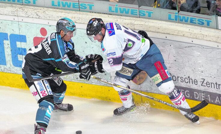 Ringen ums Spielgerät: Erik Kirchschläger (l.) und Andras Benk. Foto: BWL/Eisenbauer
