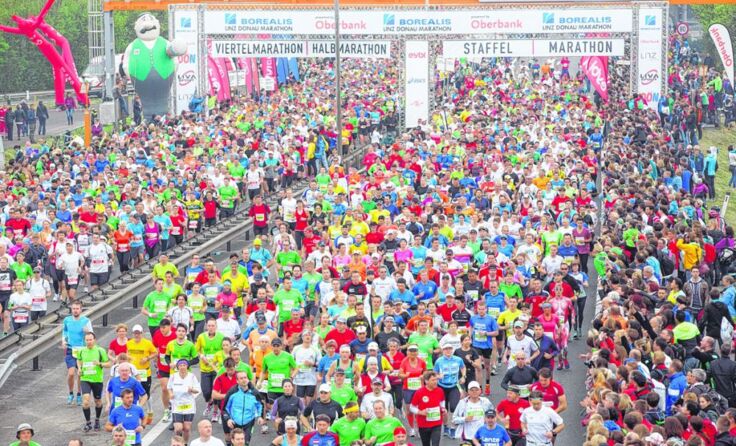 Tempomacher mischen sich am 19. April unter das Marathonvolk. Foto: Klaus Mitterhauser