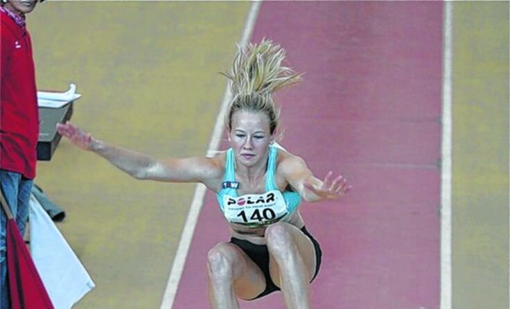 Erst nach 6,05 Metern landete die 15-jährige Sarah Lagger. Foto: Roland Werthner