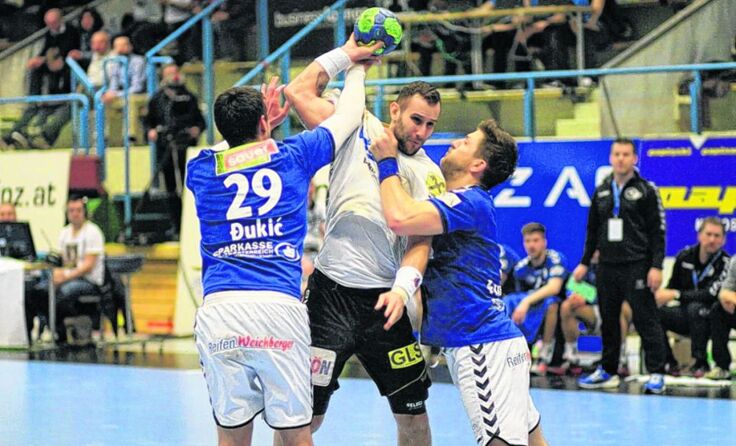 Ab durch die Mitte: der HC LINZ AG steht fix im Viertelfinale. Foto: Wolfgang Pichler