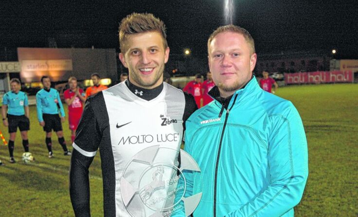 Thomas Gruber (VKB-Bank Wels) gratuliert Ivica Cosic (l.).   Foto: Klaus Haslinger