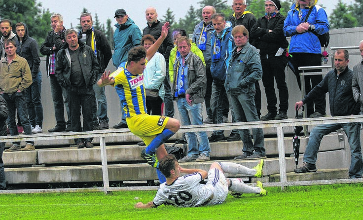 Jerome Jaksch (Askö Donau) nimmt die edelweiße Hürde Jovica Sormaz. (Pirkes)
