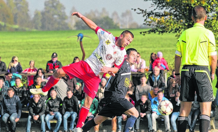 Hofkirchen (li. Andreas Falkinger) empfängt im Derby Putzleinsdorf. Foto: Pirkes