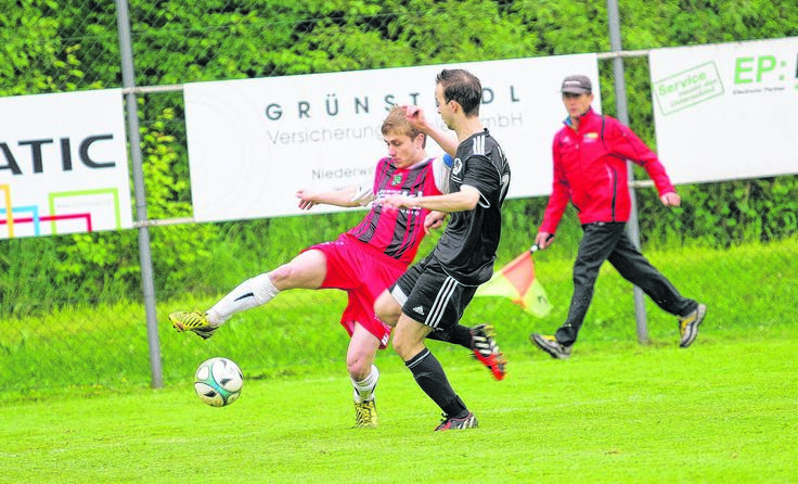 Niederwaldkirchen (l. Julian Koller) verlor 2:3 gegen St. Peter/W. Foto: Pirkes
