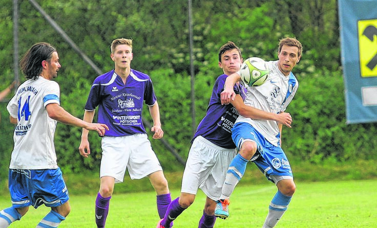 Sensationelle 1000 Fans sahen das Derby Julbach (l.) gegen Lembach. Foto: Pirkes