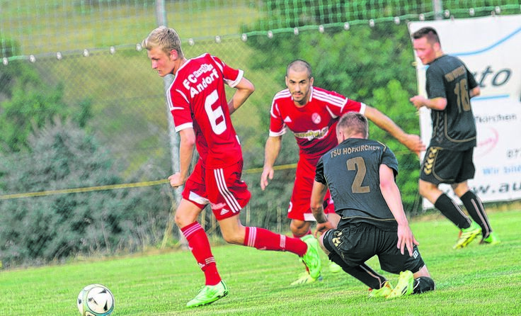 FC Andorf (l. Stefan Glechner) legt bei Schwanenstadt 08 los. Foto: Pirkes